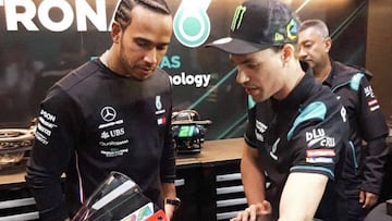 Hamilton con Morbidelli durante el GP de Qatar de MotoGP 2019.
