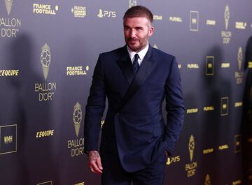 David Beckham posando en la alfombra roja.