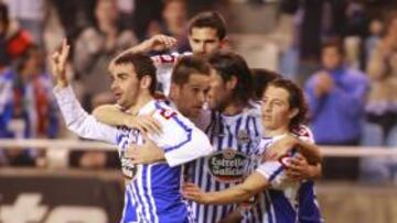 <b>CONJURA. </b>La plantilla del Deportivo sabe que se juega gran parte de sus opciones en Riazor.