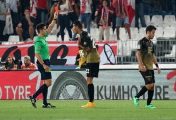 El árbitro del Cerro Grande muestra la cartulina roja y expulsa a Jonathas.