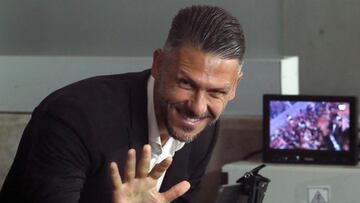 River Plate's team coach Martin Demichelis waves before the Argentine Professional Football League Tournament 2023 match against Independiente at El Monumental stadium, in Buenos Aires, on April 23, 2023. (Photo by ALEJANDRO PAGNI / AFP)