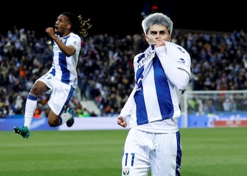 2-2. Juan Cruz celebra el segundo gol que marca en el minuto 58 de partido.