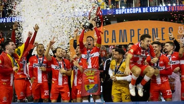El Jimbee Cartagena levanta el trofeo de Supercopa.