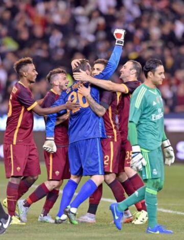 De Sanctis celebra con sus compañeros la victoria en la tanda de penaltis.