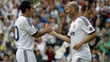 Figo y Zidane chocan palmas durante el Corazón Classic Match.