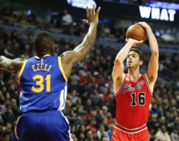 Pau Gasol lanza ante el Festus Ezeli.