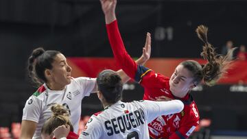 Ester Somaza en ataque frente a Portugal.