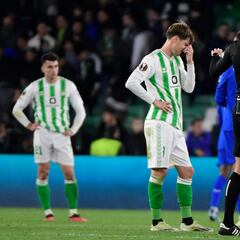 El Betis, con más centrales en la grada que en el césped