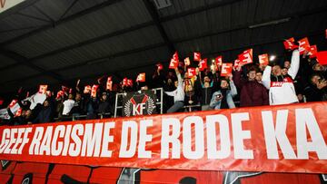 Fans con tarjetas rojas contra el racismo.