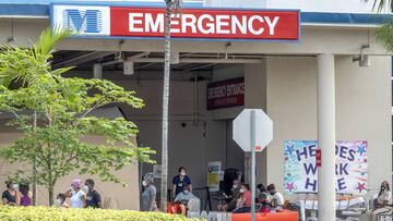 Hollywood (United States), 08/07/2020.- People wearing masks wait to enter the Memorial Regional Hospital in Hollywood, Florida, USA, 08 July 2020. On Wednesday morning Florida reported 9,989 new cases of COVID-19 and 48 new resident deaths. (Estados Unid