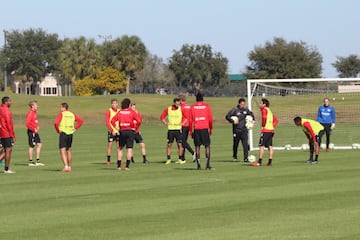 El Bayer Leverkusen entrena en el campo deportivo del Omni Resort. 