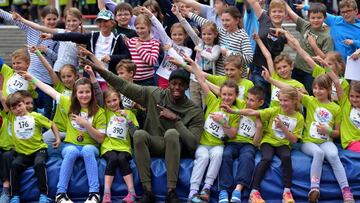 Bolt, con sus fans checos. 