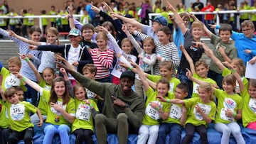 Bolt, con sus fans checos.
