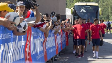 El Atleti llega al campo de entrenamiento en Brunico, donde realiza su stage, y recibe el aliento de quien nunca falla, la afici&oacute;n. 