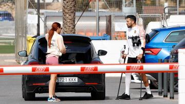 Garay abandona la Ciudad Deportiva con todo el material necesario para continuar su rehabilitación en su domicilio.