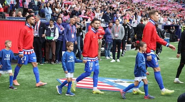 El Atlético de Madrid sale al campo. 