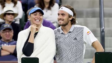 La tenista española Paula Badosa y el griego Stefanos Tsitsipas durante la exhibición de la Eisenhower Cup antes del Masters 1.000 de Indian Wells.