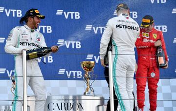 El piloto británico celebra su victoria en Sochi.