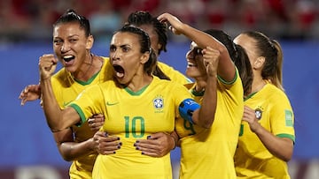 Marta celebra su gol con Brasil ante Italia en el Mundial de Francia. 