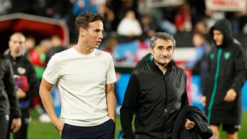 Athletic Bilbao's Spanish coach Ernesto Valverde walks with Rayo Vallecano's Spanish coach Inigo Perez prior the Spanish league football between match between Rayo Vallecano de Madrid and Athletic Club Bilbao at the Vallecas stadium in Madrid on December 1, 2024. (Photo by OSCAR DEL POZO / AFP)