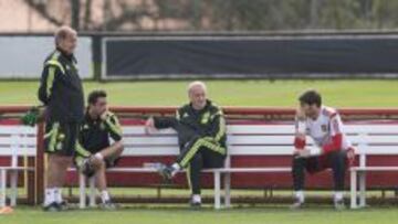 Grande, Xavi, Del Bosque y Casillas charlan antes del entrenamiento.