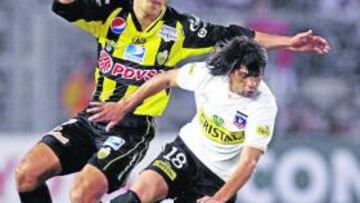 Lucas Wilchez disputa un balón.