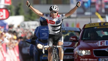 Carlos Sastre celebra su triunfo en la 17&ordf; etapa del Tour de Francia 2008 con final en Alpe d&#039;Huez.