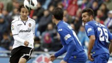 El centrocampista mexicano del Valencia Jos&eacute; Andr&eacute;s Guardado (i) y el centrocampista del Getafe Xavier Torres (d) durante el partido, correspondiente a la trig&eacute;simo sexta jornada de Liga de Primera Divisi&oacute;n.