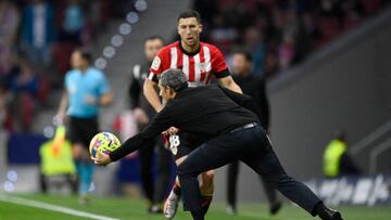 Athletic Bilbao's Spanish coach Ernesto Valverde takes the ball on the touchline during the Spanish League football match between Club Atletico de Madrid and Athletic Club Bilbao at the Wanda Metropolitano stadium in Madrid, on February 19, 2023. (Photo by OSCAR DEL POZO / AFP) (Photo by OSCAR DEL POZO/AFP via Getty Images)