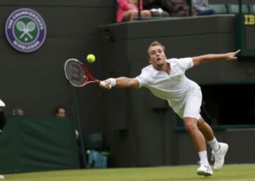 El tenista belga Steve Darcis devuelve una bola al español Rafael Nadal, durante el partido de primera ronda del torneo de tenis de Wimbledon