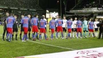 Los jugadores se saludaron al inicio del pertido