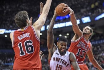 Pau Gasol y Joakim Noah paran a Amir Johnson.