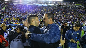 Martin Anselmi head coach of Cruz Azul and Andre Soares Jardine head coach of America during the Semifinal second leg match between Cruz Azul and America as part of the Liga BBVA MX, Torneo Apertura 2024 at Ciudad de los Deportes Stadium on December 08, 2024 in Mexico City, Mexico.