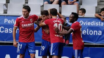 Los jugadores del Zaragoza celebran el gol de Soro en el Carlos Tartiere.