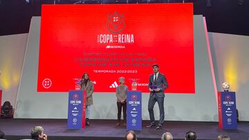 Luc¨ªa Ramos, del Granada, y Elisabeth S¨¢nchez, pionera de la Selecci¨®n, ejercen de manos inocentes en el sorteo de Copa de la Reina.