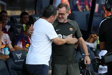 Sergio González y Óscar Hernández se saludan antes del choque. 