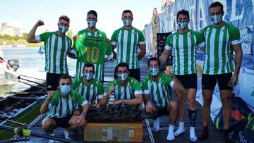 Los remeros béticos, con el trofeo, el ya clásico 'Cocodrilo'.