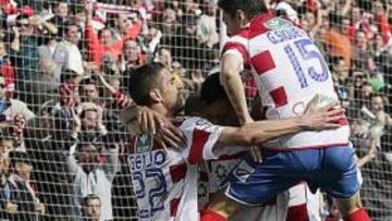 <b>ALEGRÍA GRANADINA. </b>Geijo, Siqueira y Benítez celebran uno de los tres goles al Betis.