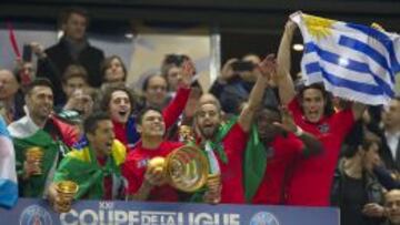 Los jugadored del PSG celebran la consecución de la Copa de la Liga.