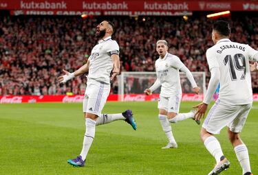 0-1. Karim Benzema celebra el primer tanto que marca en el minuto 23.