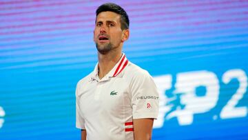 Novak Djokovic se lamenta durante su partido ante Aslan Karatsev en el Serbia Open de Belgrado.