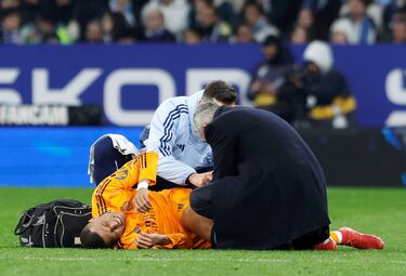 Contraataque del Rea Madrid, Kylian Mbappé avanza con el balón controlado y Carlos Romero entra a destiempo con los tacos por delante en el gemelo del jugador francés. El VAR no avisa a Muñiz Ruiz, que sí muestra la cartulina amarilla al defensa perico.