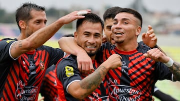 Futbol, Deportes Limache vs Colo Colo.
Fecha 1, Liga de Primera 2026.
El jugador de Deportes Limache Jean Meneses, centro, celebra con sus companeros tras marcar un gol contra Colo Colo durante el partido de primera division disputado en el estadio Elias Figueroa de Valparaiso, Chile.
31/01/2026
Andres Pina/Photosport
Football, Deportes Limache vs Colo Colo.
1st turn, 2026 First Division League.
Deportes Limache’s player Jean Meneses, center, celebrates with teammates after scoring against Colo Colo during a first division match at the Elias Figueroa stadium in Valparaiso, Chile.
31/01/2026
Andres Pina/Photosport