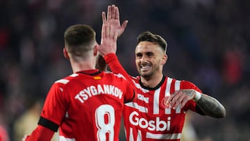 Tsyhankov y Aleix García se felicitan tras la consecución de un gol.