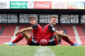 Juanlu y Raúl Parra posan sobre el césped de Anduva en su presentación oficial.