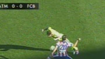 Juanfran saca el brazo ante el remate de Messi.