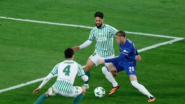 Real Betis' US midfielder #04 Johnny Cardoso (L) and Real Betis' Spanish midfielder #22 Isco vie for the ball with Chelsea's English midfielder #20 Cole Palmer during the UEFA Conference League final football match between Real Betis and Chelsea FC in Wroclaw on May 28, 2025. (Photo by Wojtek RADWANSKI / AFP)