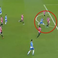 Otro lío de Iglesias Villanueva: tras el gol que no vio, penalti por mano fuera del área