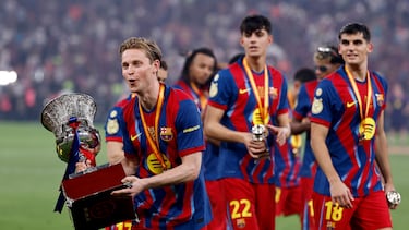 Los jugadores del FC Barcelona celebran su éxito en la Supercopa de España.