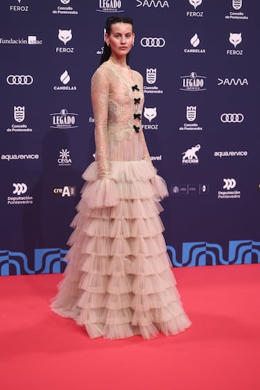 La actriz Milena Smit posa en la alfombra roja de los Premios Feroz 2026, en el Pazo da Cultura, en Pontevedra, Galicia. 